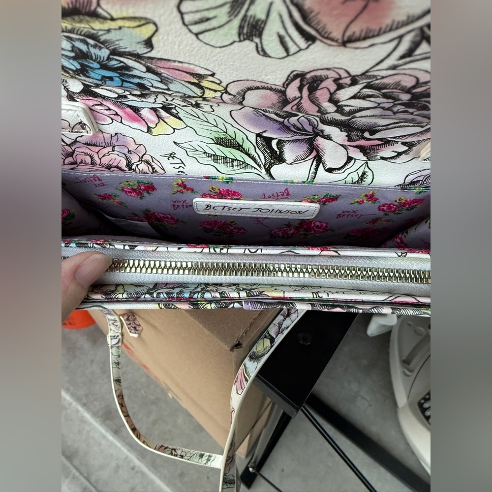 Betsey Johnson XO Sadie floral print crossbody purse/wallet
 new without tags - Picture 7 of 8